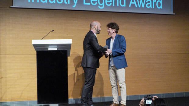 Todd Howard recobiendo el premio Leyenda de Gamelab (foto: Gamelab).