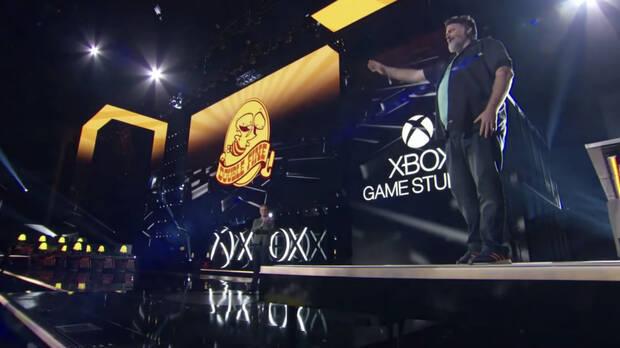 Tim Schafer en la conferencia de Xbox en el E3 2019.