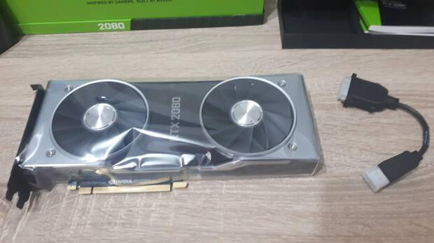 Las nuevas RTX 2000 no cuentan con salida DVI pero, por suerte, incluyen un adaptador DisplayPort/DVI single link para que podamos utilizarla en monitores viejos.