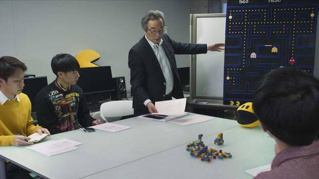 Toru Iwatani explicando la creación de Pac-Man en uno de los instantes del documental.