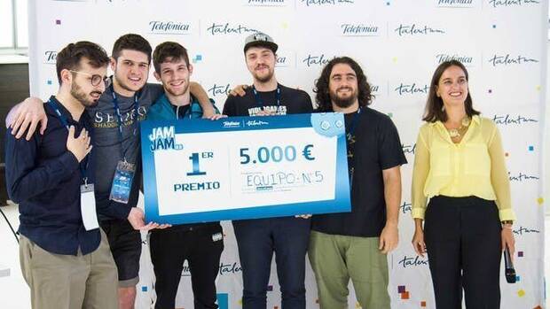 Gurpegui con sus compañeros de Brainwash Gang tras ganar la jam de Telefónica.