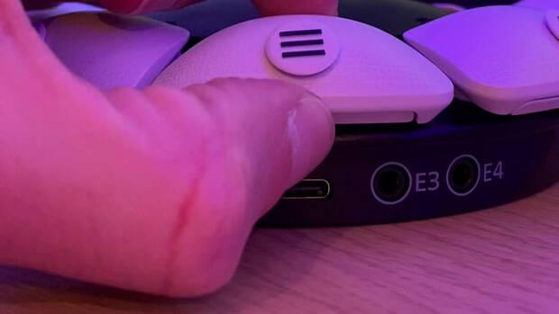 Los botones se enganchan con un imán, pero para quitarlos hay que pulsar una pestaña.