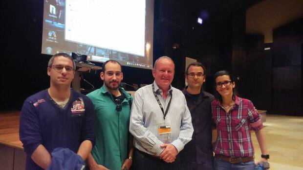 Integrantes de Modelsheep Studio junto a sir Ian Livingstone (en el centro).