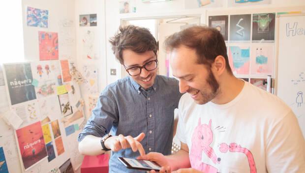 Fernández con un compañero de Ustwo Games.