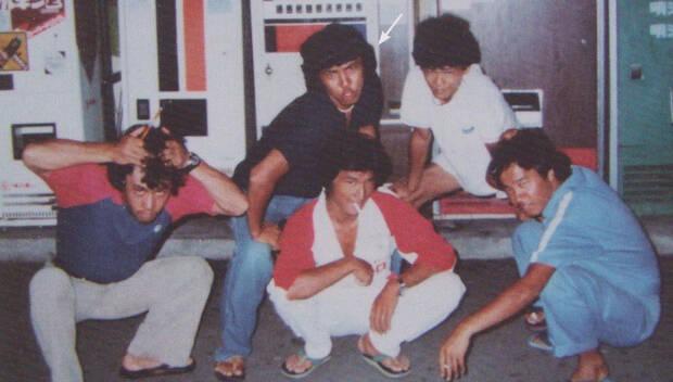 Kishimoto era un auténtico “pieza” en su juventud. Para muestra, esta foto, extraída del libro Yoshihisa Kishimoto: Enter The Double Dragon, de la editorial Pix’n Love.