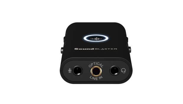 Además de la conexión USB también tenemos entrada óptica, minijack para micrófono y salida minijack para auriculares.