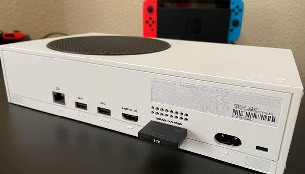 La instalación es tan sencilla como insertarla en el puerto trasero que Xbox Series X/S tienen dedicado a esta tarjeta.