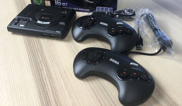 Si llevabais muchos años sin jugar con un mando de Mega Drive es muy posible que os sorprende su calidad, especialmente la cruceta.