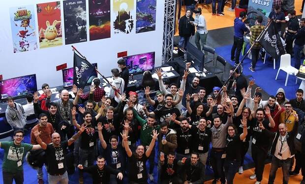 Los alumnos de los másteres y parte del equipo de U-tad durante el Fun & Serious Games Festival de 2019. Maki está debajo de la bandera de 'BlackStorm'.