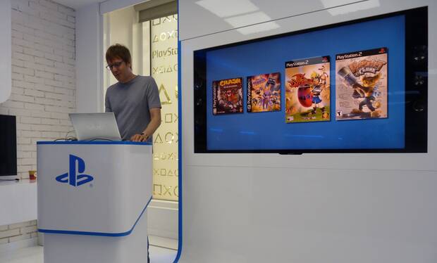 Mark Cerny repasando su trayectoria en la presentación de Knack 2 en Madrid.