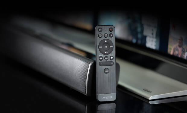 Incluye un mando con el que podéis controlar todas sus funciones, aunque la mejor solución es que si vuestra TV lo permite la conectéis mediante ARC, y así la podréis controlar con el propio mando de la tele.