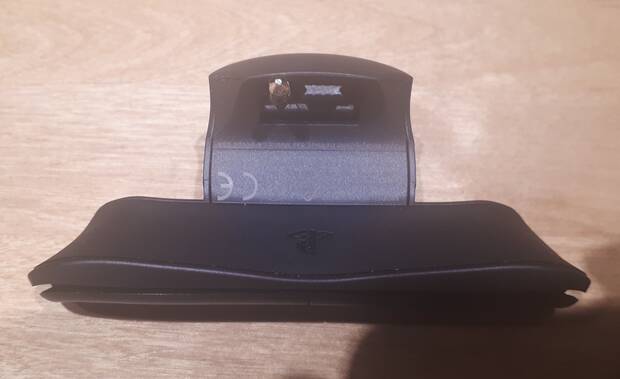 La conexión con el mando se realiza a través del puerto de extensión. Además, incluye un 'alargador' de la conexión minijack para poder seguir usando nuestros auriculares.