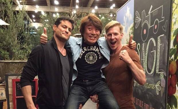 El director de ‘Devil May Cry 4’ con los actores de Dante y Virgil.