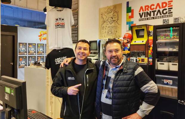 Los hermanos Litarte; José María (izquierda) y Joaquín, en el Museo Arcade Vintage.