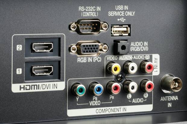 Los televisores están comenzando a prescindir de muchas entradas analógicas por diseño, grosor y desuso entre el público. El HDMI es el rey de las conexiones.