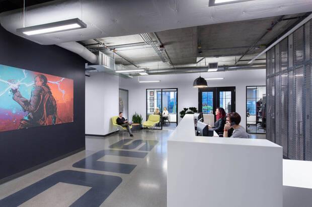 Sucker Punch Productions renovó sus oficinas en 2018. Las paredes muestran arte de sus juegos y graffitis.