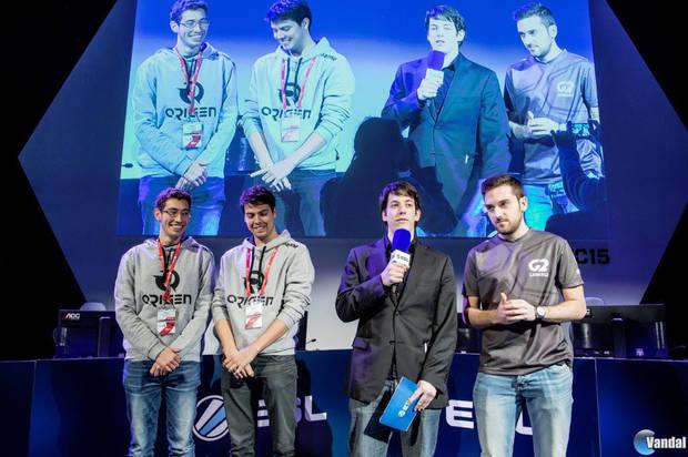 Alfonso MithyRodríguez, Enrique xPeke Cedeño, el caster de ESL Eduardo Keireth Granados y Carlos Ocelote Rodríguez en la ESL Arena de Mobile World Congress 2015. Foto de Hara Amorós.