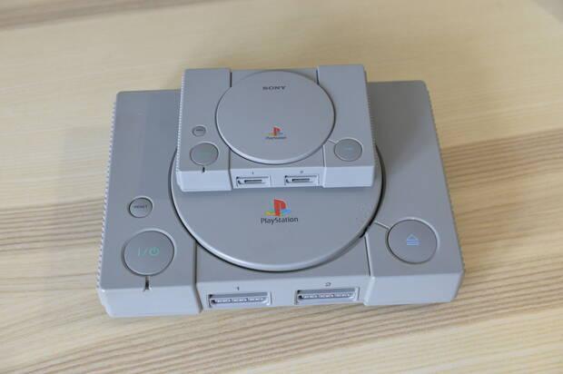 El pequeño tamaño de PlayStation Classic sorprende al compararlo con la original.