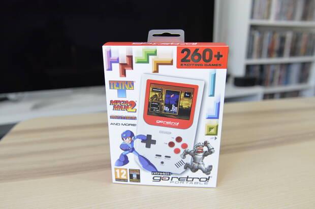 El diseño de la caja es elegante e incluye artes relacionados con 'Mega Man', 'Tetris' y 'Ghosts 'n Goblins'.
