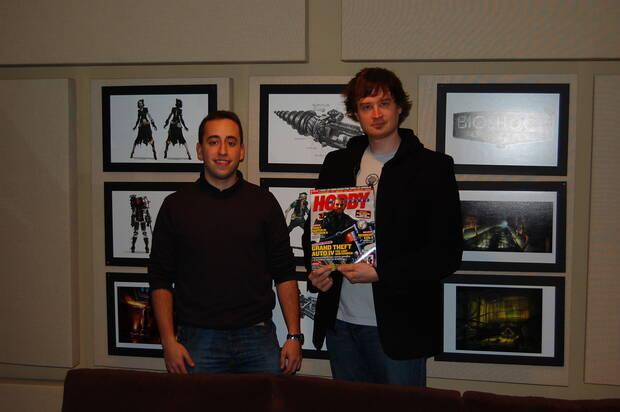 Uno de los viajes de Villasante con Hobby Consolas fue para ver 'Bioshock 2'. En la imagen, con Jordan Thomas, director del juego.