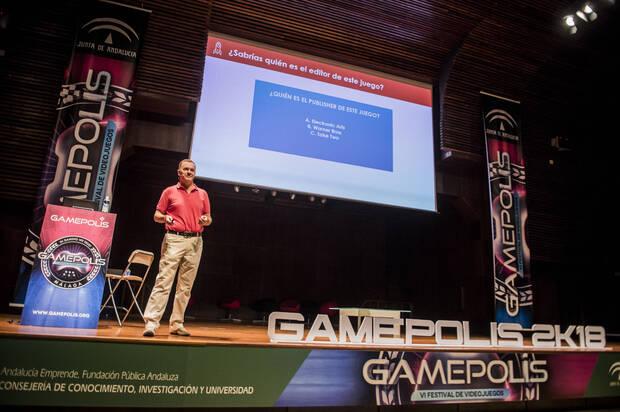 De la Nuez impartiendo una conferencia sobre publicación de juegos en Gamepolis 2018.