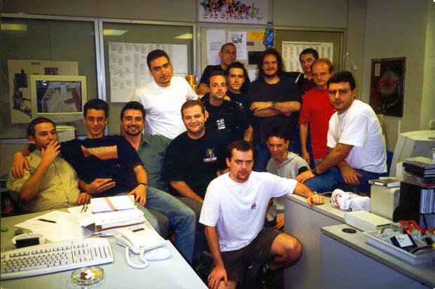 El equipo de Praetorians en Pyro Studiles en 1999. Emilio Serrano aparece al fondo, con lles brazles cruzadles.