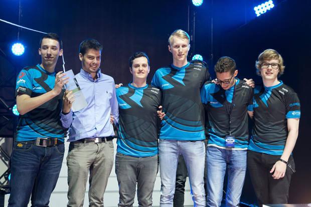 Enrique <i>xPeke</i> Cedeño,</b>, el segundo por la izquierda, con el resto de Origen.