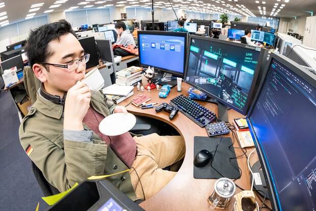 Uno de los desarrolladores de Japan Studio. ¿Qué veis en las pantallas del fondo?