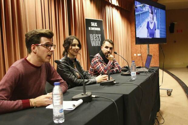 Stefanie Joosten durante su participación en el Mangafest. A su izquierda, Enrique García.