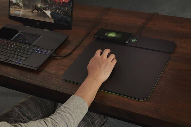 La alfombrilla HP OMEN Outpost Mousepad nos ofrece tecnología de carga inalámbrica Qi compatible con el HP OMEN Photon Wireless Mouse y con algunos teléfonos inteligentes.
