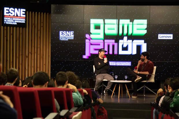 Santo dirigió una sesión que impartió Patrice Désilets en la universidad ESNE.