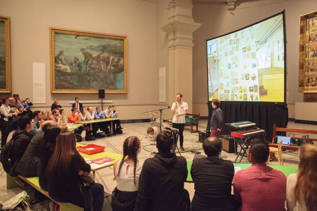 Fernández Huerta en una charla sobre 'Alba: A Wildlife Adventure' impartida en un Museo.