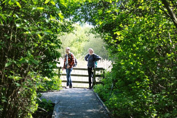 Kirsty Keatch y David Fernández, en una salida a una reserva natural para documentarse sobre los pájaros.