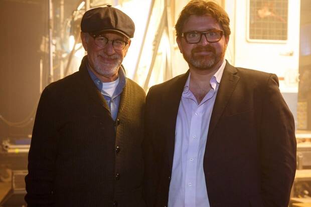 Spielberg con Ernest Cline, autor del libro 'Ready Player One'.