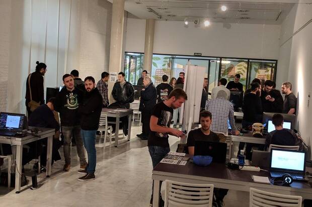 En la sala de exposiciones hubo un trajín constante en todo momento.