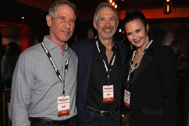 Jon Feltheimer, jefe Lions Gate Entertainment y miembro de la junta de ZeniMax Media; Robert A. Altman, cofundador y director ejecutivo de ZeniMax; y la actriz Lynda Carter (quien ha trabajado en varios juegos de Bethesda) en el E3 de 2019.