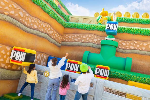 El parque está repleto de atracciones y elementos interactivos.