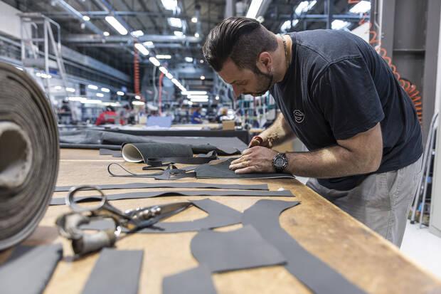 En la factor�a de Leini se cuida el tapizado de las sillas de gaming con el mismo mimo con el que se fabrican los asientos de los mejores b�lidos del mercado.