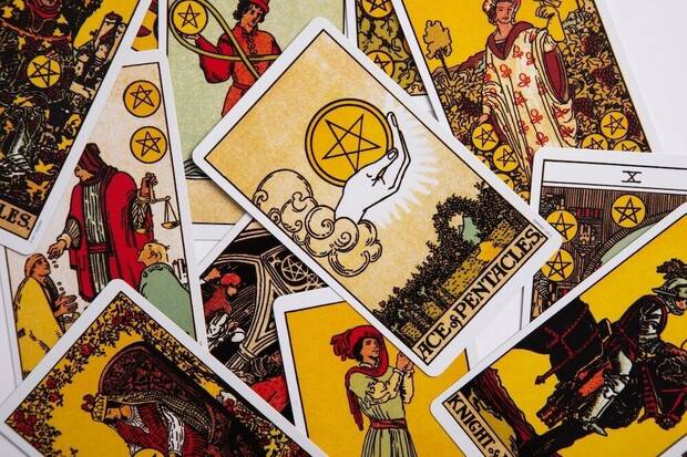 Cartas del tarot repartidas sobre una mesa