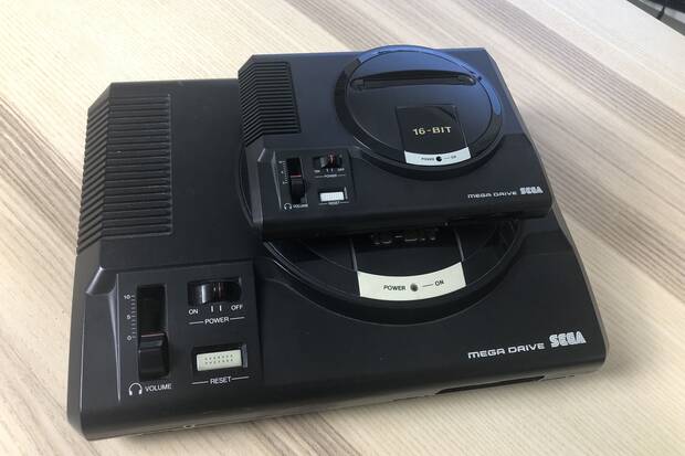La hermanada mayo junto a su hermana pequeña; Mega Drive Mini cuenta con el 55% del tamaño de la original.