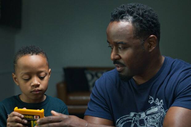 La historia de Jerry Lawson y la construcción y diseño del primer cartucho con un videojuego en su interior es una de las emotivas.