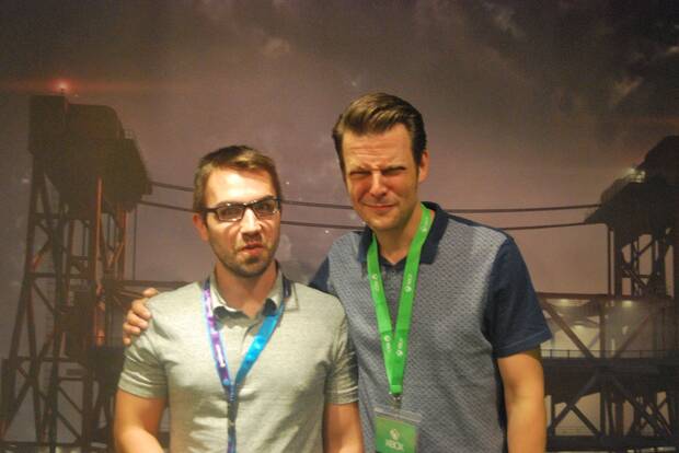 García con Sam Lake (director creativo de Remedy Entertainment).