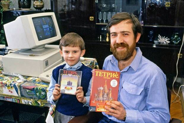 Aleks�i P�zhitnov posando con Tetris