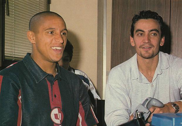 Manuel jugando con el futbolista Roberto Carlos a 'International Superstar Soccer' en 1996.