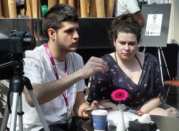 Con Paula García, redactora de Eurogamer, durante la entrevista que los dos hicieron a Josef Fares.