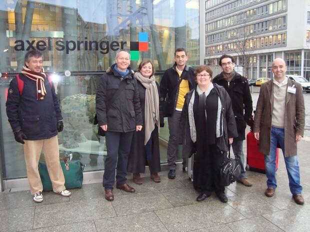 Curso de formación de Axel Springer en Berlín. De izquierda a derecha: Sanz, Juan Carlos García, una mujer no identificada, Manuel del Campo (actual director de Axel Springer en España), Cristina Fernández y Javier Abad (actual responsable de branded con