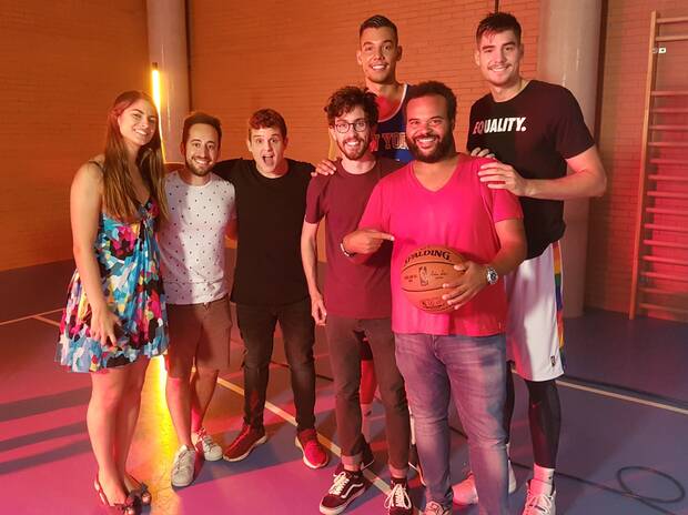 El equipo de 'NBA 2K'. A la derecha, en la fila delantera, el productor musical Carlos Jean. Detrás de él, los jugadores Willy y JuanchoHernangómez.