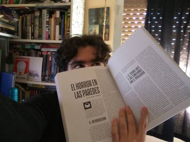Gurpegui muestra a la cámara su participación en un libro colectivo.
