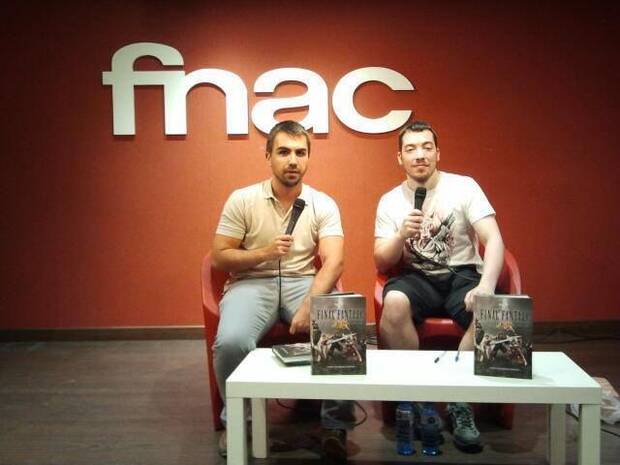García con Pablo González en la presentación del libro de este 'Final Fantasy: La Leyenda de los Cristales'.