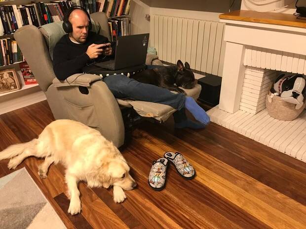Sergio Vera jugando a As Dusk Falls mientras sus mascotas,Eira y Sira descansan a su lado.